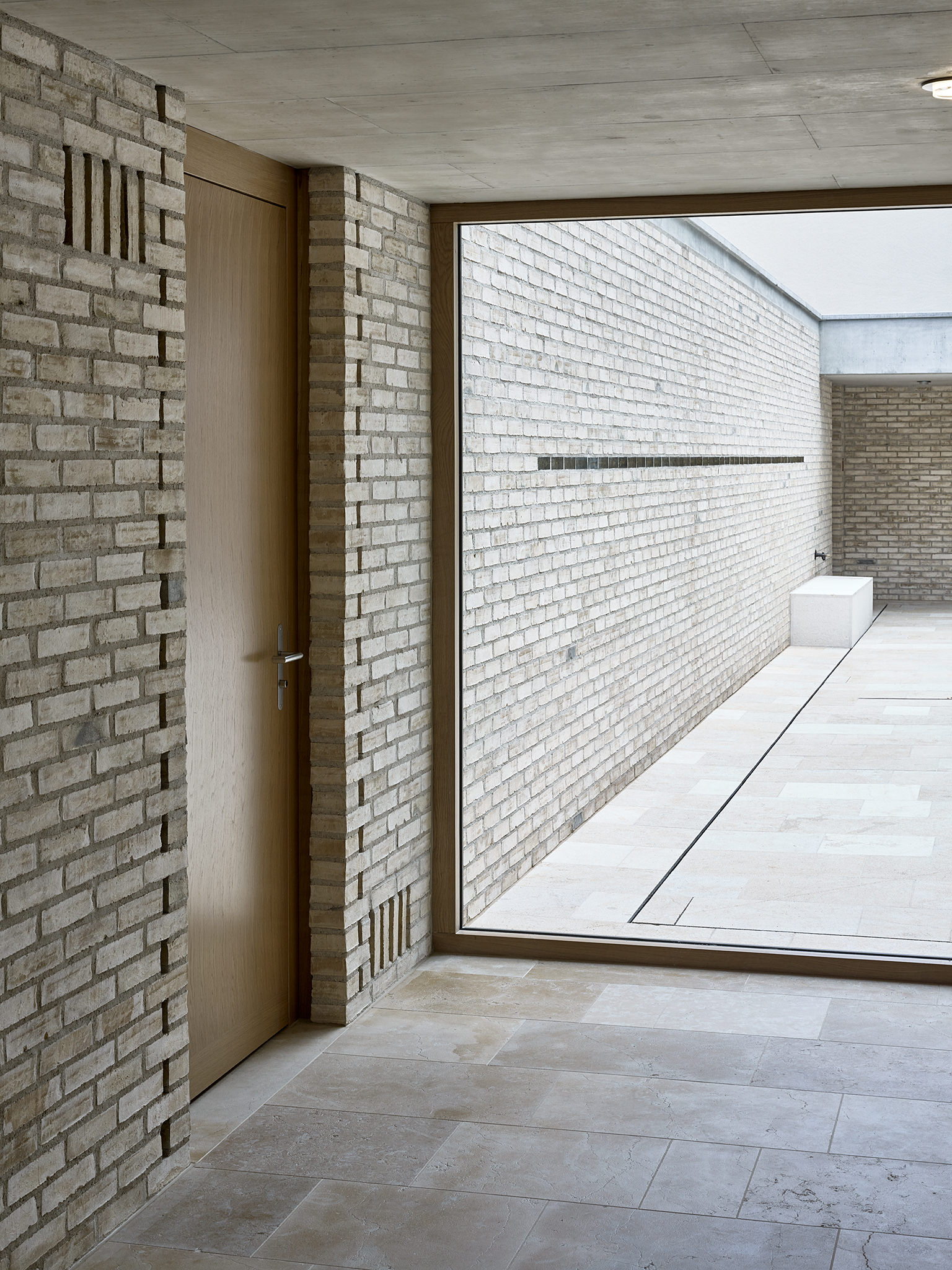 E17642 Alpa 066708 SCREEN 170828